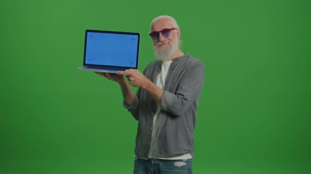 Zielony Ekran Portret Staruszka Śmiesznych Okularach Laptopem Niebieskim Ekranem Pokazuje — Wideo stockowe