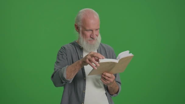 Green Screen Portrait Smart Old Man Gray Beard Reading Book — Stock Video