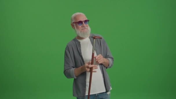 스틱을 가지고 춤추는 재밌는 안경을 나이많은 사람들은 즐긴다 노인들의 개념이다 — 비디오