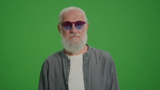 Zelená Obrazovka Naštvaný Stařec Legračních Brýlích Ukazuje Stopku Starší Muž — Stock video