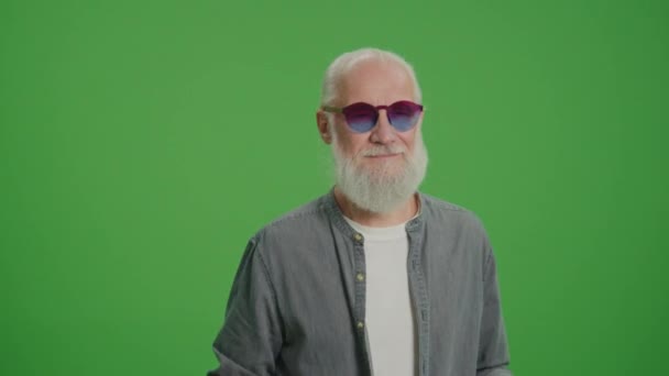 Pantalla Verde Viejo Feliz Bailando Con Gafas Graciosas Anciano Sonriente — Vídeos de Stock