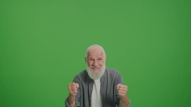 Tela Verde Velho Feliz Alegra Celebra Vitória Homem Idoso Sorrindo — Vídeo de Stock