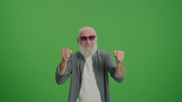 Yeşil Ekran Komik Gözlüklü Mutlu Yaşlı Adam Neşeleniyor Zaferi Kutluyor — Stok video