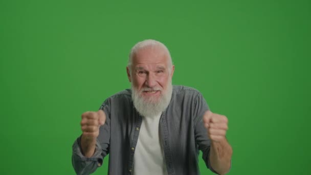 Pantalla Verde Feliz Anciano Regocija Celebra Victoria Anciano Sonriente Disfruta — Vídeos de Stock