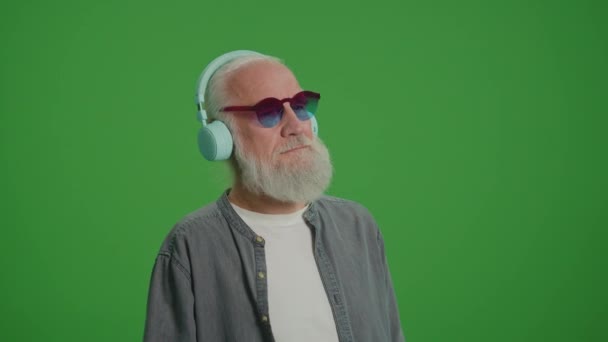 Tela Verde Homem Velho Moderno Nos Óculos Engraçados Ouve Música — Vídeo de Stock