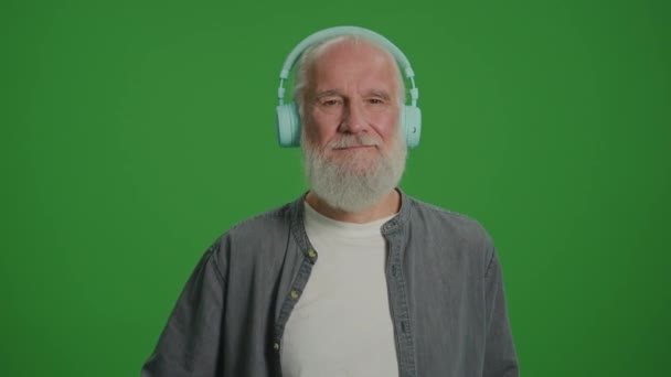 Zelená Obrazovka Portrét Šťastného Starého Muže Šedým Vousem Poslouchá Hudbu — Stock video
