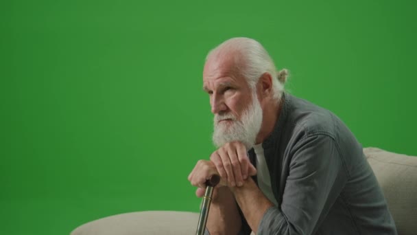 Pantalla Verde Viejo Triste Con Palo Está Sentado Sofá Anciano — Vídeo de stock
