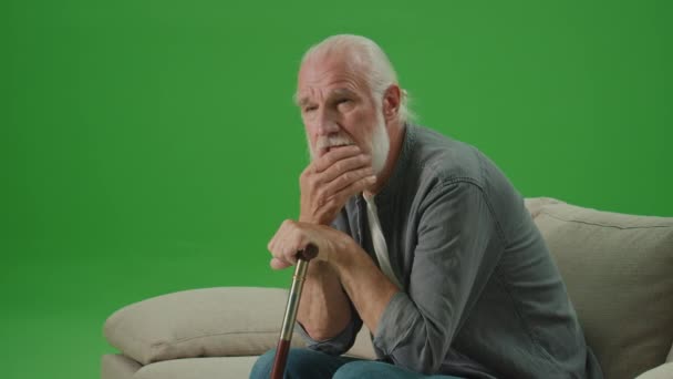 Pantalla Verde Retrato Viejo Triste Con Palo Está Sentado Sofá — Vídeos de Stock