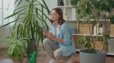 Gülümseyen Genç Kadın Salon Bitkileriyle, Konforlu Ev İçi, Ev Çiçekleri Fotoğraflayan Kadın, Bir Odanın Fotoğrafları, Çiçeklerle Selfie Çeken Kadın, Çiçeklerle Selfie Çeken Kadın,