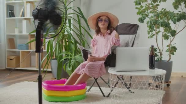 Güneş Gözlüklü Üzgün Genç Kadın Plaj Şapkalı Bitkilerinin Arasında Çalışıyor — Stok video