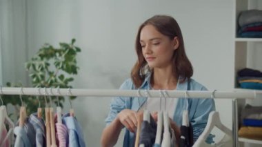Gülümseyen Genç Kadın Mevsim İçin Doğru Kıyafetleri Bulmak İçin Dolabını Seçiyor, Kıyafetlerini Gözden Geçiriyor, Eski Giysileri Seçiyor ve Atlıyor, Mevsimsel Moda, Kıyafet Yenileme,