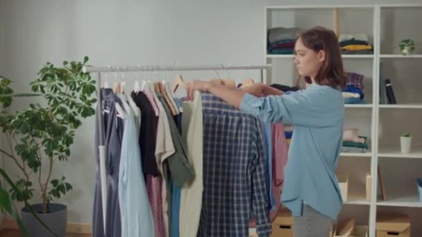Schöne Junge Frau Wählt Kleiderschrank Hause Für Veranstaltung Konzentrierte Frau — Stockvideo