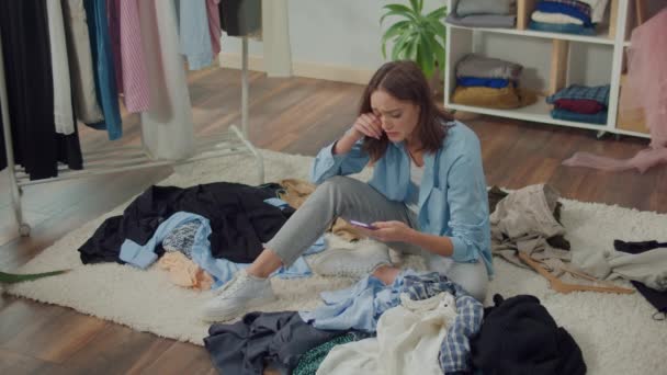 Junge Frau Überprüft Ihren Kleiderschrank Und Beschwert Sich Telefon Bei — Stockvideo