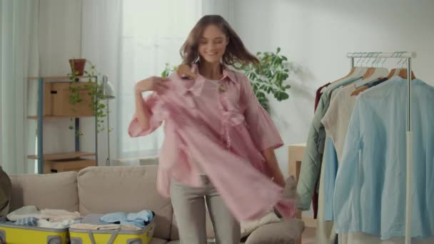 Усміхнена Молода Жінка Мандрівник Вибирає Одяг Поїздки Пакує Речі Валізу — стокове відео