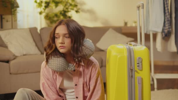 Een Teleurgestelde Jonge Vrouw Met Koffer Kaartjes Zittend Het Tapijt — Stockvideo