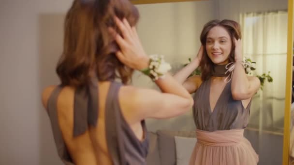 Back Pohled Pretty Young Woman Koriguje Její Vzhled Před Zrcadlem — Stock video