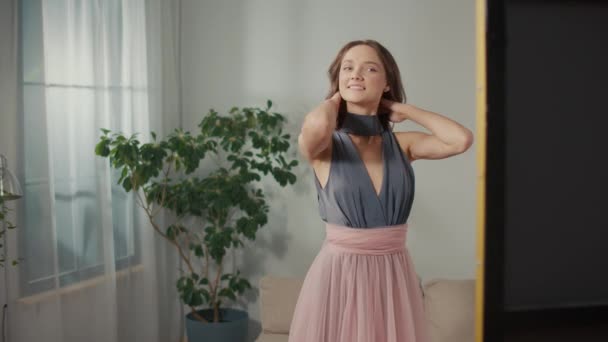 Een Mooie Jonge Vrouw Corrigeert Haar Verschijning Voor Spiegel Een — Stockvideo