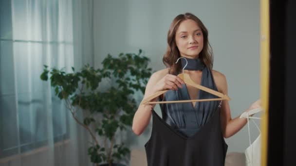 Güzel Genç Bir Kadın Aynanın Önünde Bir Elbise Seçiyor Çekici — Stok video