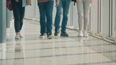 Mola sırasında Üniversite Koridoru 'na giden Öğrenci Bacakları