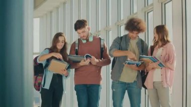 Üniversite binasında Çekici Öğrenciler Konuşuyor. Genç Liderler. Eğitim ve Toplumda Kültürel Çeşitlilik. Kariyer Hazırlığı. Yeni Başarıların Eşiğinde Mezunlar