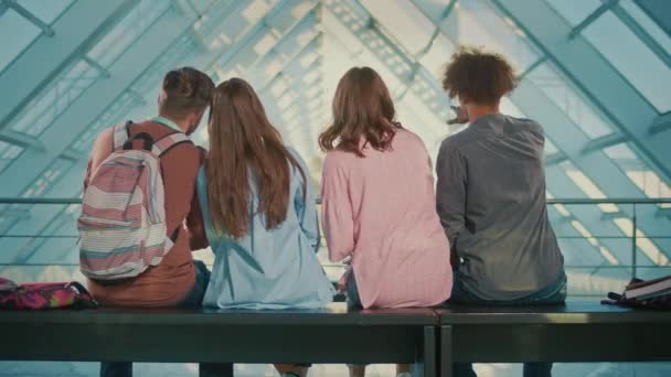 Widok Tyłu Studentów Siedzących Ławce Korytarzu Uniwersyteckim Podczas Przerwy Młodzi — Wideo stockowe