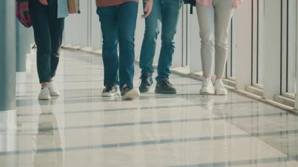 休憩中に大学廊下を通って行く学生の足 — ストック動画
