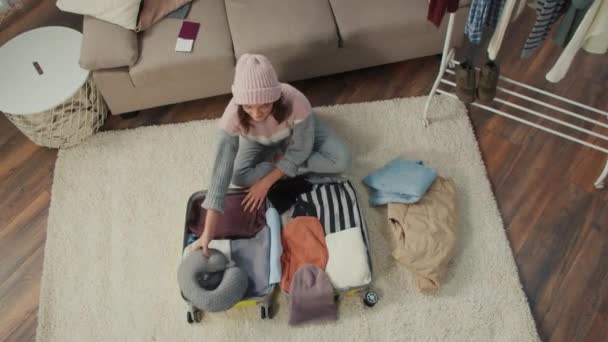 Eine Junge Frau Mit Hut Sammelt Kleidung Für Eine Reise — Stockvideo