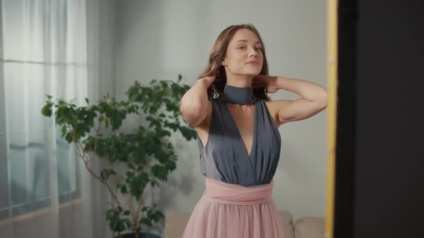 Een Mooie Jonge Vrouw Corrigeert Haar Verschijning Voor Spiegel Een — Stockvideo