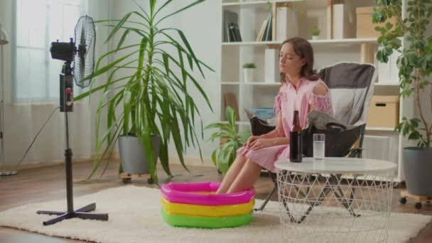 Üzgün Genç Kadın Evinde Dinleniyor Tatilleri Hayal Ediyor Kadın Kucağında — Stok video