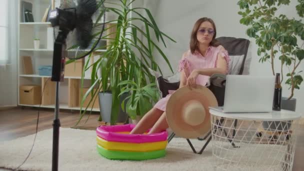 Traurige Junge Frau Mit Sonnenbrille Und Strandmütze Arbeitet Online Hause — Stockvideo