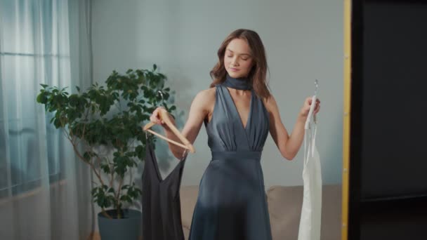 Güzel Genç Bir Kadın Aynanın Önünde Bir Elbise Seçer Çekici — Stok video