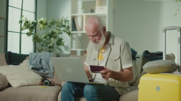 Щасливий Старий Входить Дані Свого Паспорта Лаптоп Усміхаючись Літня Людина — стокове відео