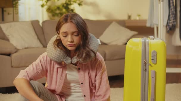 Een Teleurgestelde Jonge Vrouw Met Koffer Kaartjes Zittend Het Tapijt — Stockvideo