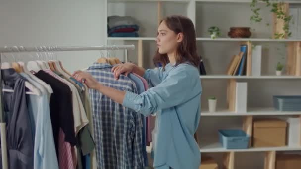 Belle Jeune Femme Cant Choisissez Garde Robe Maison Pour Travail — Video