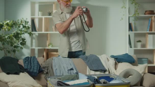 Smiling Old Man Traveler Gathers Clothes Trip Dancing Elderly Man — Stock Video