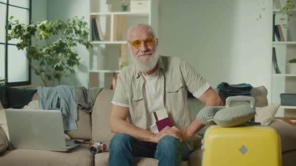 Egy Mosolygó Öregember Vicces Szemüvegben Aki Örül Jövőbeli Utazásának Egy — Stock videók