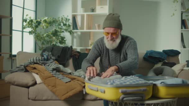 Vecchio Viaggiatore Sorridente Raccoglie Vestiti Caldi Viaggio Uomo Anziano Cappello — Video Stock