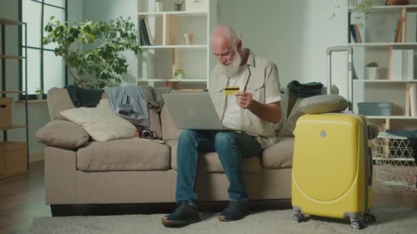 Mutlu Yaşlı Adam Çevrimiçi Mağazadan Kredi Kartıyla Alışveriş Yapıyor Laptop — Stok video