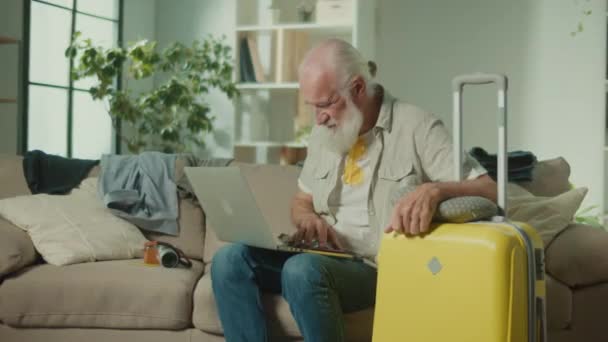 Staruszek Wprowadza Dane Swojego Paszportu Laptopa Rozczarowany Starszy Człowiek Przygotowuje — Wideo stockowe