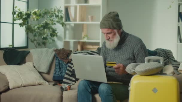 Smutny Staruszek Dokonuje Zakupu Sklepie Internetowym Pomocą Karty Kredytowej Konsument — Wideo stockowe