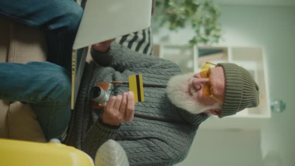 Függőleges Kép Egy Idős Ember Portréja Hitelkártyával Egy Idős Férfi — Stock videók