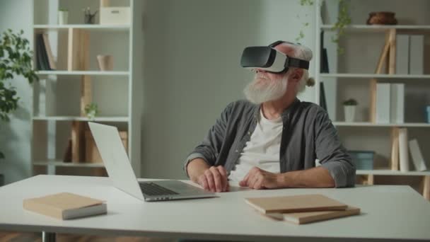 Современный Старик Седой Бородой Очках Виртуальной Реальности Исследует Вокруг Пожилой — стоковое видео