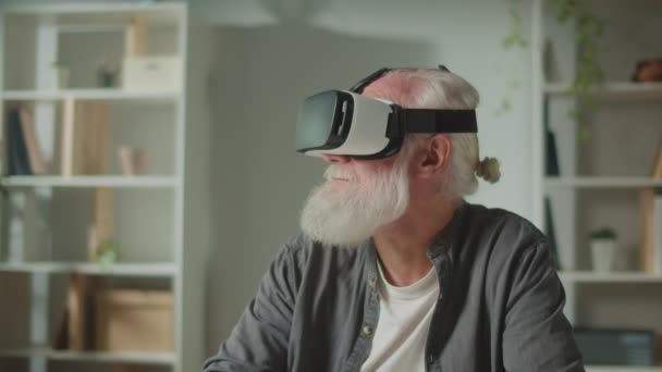 Een Moderne Oude Man Met Grijze Baard Brillen Onderzoekt Alles — Stockvideo