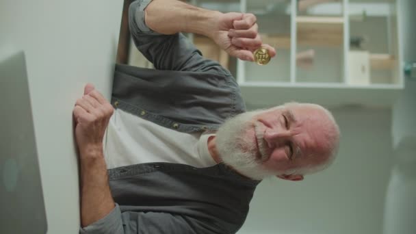 Vertical View Portrait Successful Old Man Freelancer Hold Gold Btc — Vídeo de stock