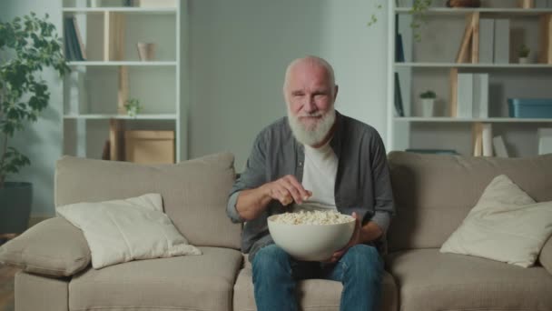Vecchio Che Mangia Popcorn Guarda Film Divertente Anziano Sorridente Seduto — Video Stock