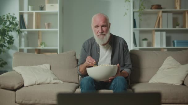 Viejo Comiendo Palomitas Viendo Una Película Triste Serious Elderly Man — Vídeo de stock