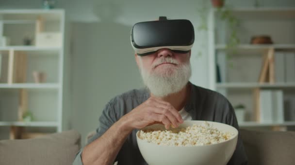 Современный Старик Седой Бородой Очках Виртуальной Реальности Исследует Вокруг Пожилой — стоковое видео