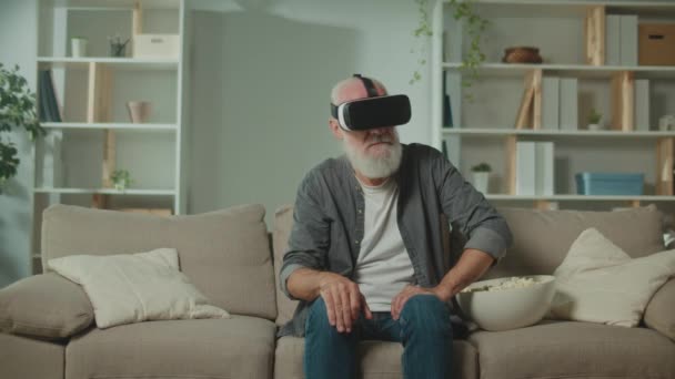 Modern Old Man Gray Beard Glasses Examines Everything Dalam Bahasa — Stok Video