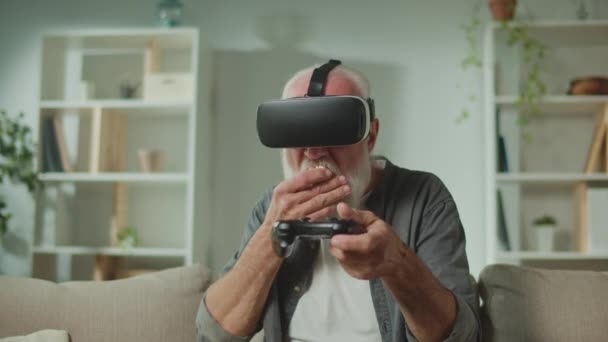 Ein Alter Mann Mit Brille Spielt Computerspiele Mit Dem Joystick — Stockvideo