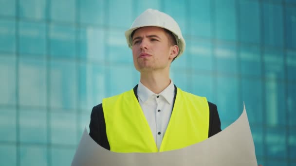 Manlig Ingenjör Eller Arkitekt Bär Hjälm Och Skyddsjacka Tittar Konstruktion — Stockvideo